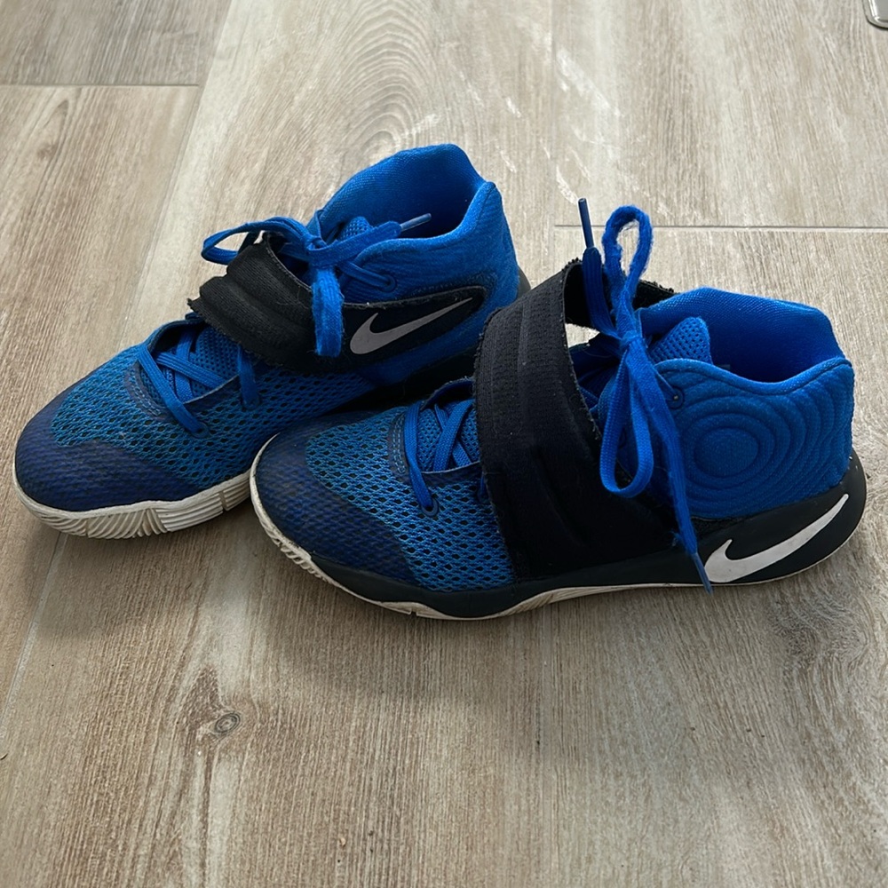 Nike kids 2.5 sneakers in blue and black